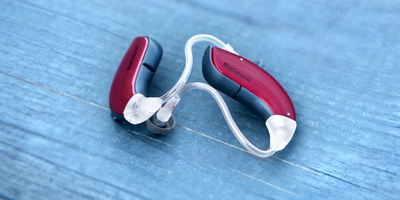 Két bordó ReSound LiNX 3D hallókészülék