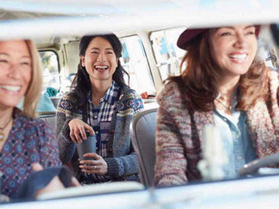 Boldog nők utaznak egy autóban