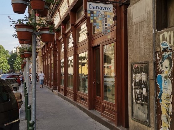 Régi Danavox üzlet portál a Kertész utcában
